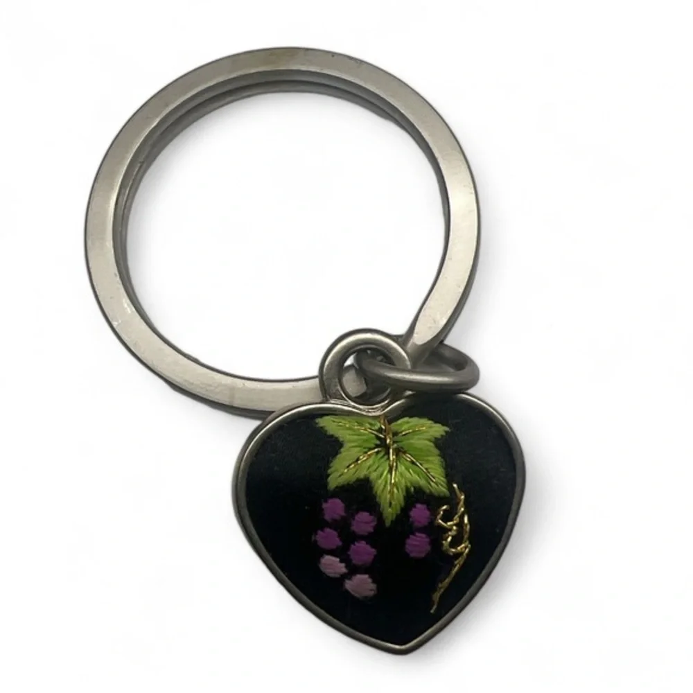 3D Style Purple Wine Grapes on‎ Curved Black Background 1